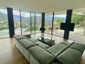 Smart TV, fireplace