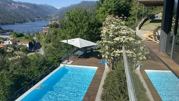 Una piscina al aire libre, una piscina climatizada