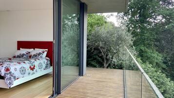 3 bedrooms, iron/ironing board, travel cot, free WiFi