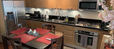 Frigorífico, microondas, horno y placa de cocina