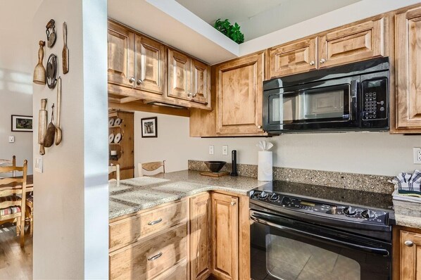 Condo, 3 Bedrooms | Private kitchen