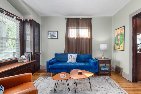 Älytelevisio, DVD-soitin, kirjoja, videokirjasto