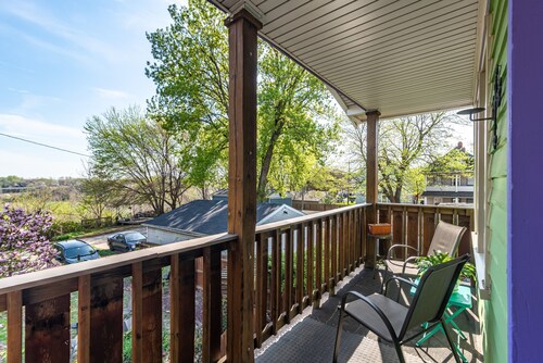 Tremont - 2BR apt - Pet Friendly, Convenient to Stadiums, Clinic, Museums & more