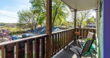 Tremont - 2BR apt - Pet Friendly, Convenient to Stadiums, Clinic, Museums & more