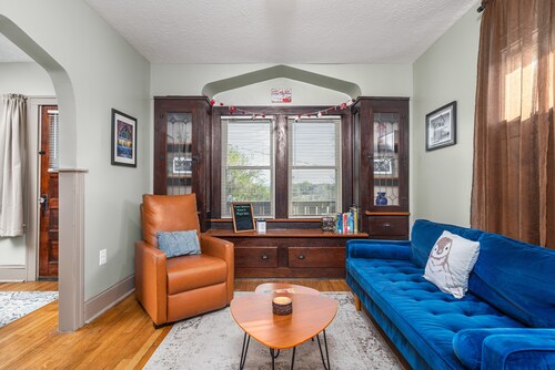 Tremont - 2BR apt - Pet Friendly, Convenient to Stadiums, Clinic, Museums & more