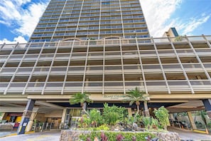 Exterior - High floor, Newly furnished Condo at Island Colony in Waikiki! (Honolulu)