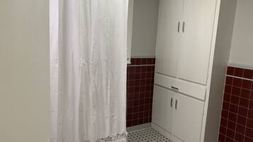 Ensemble douche/baignoire, sĂšche-cheveux, serviettes fournies, savon