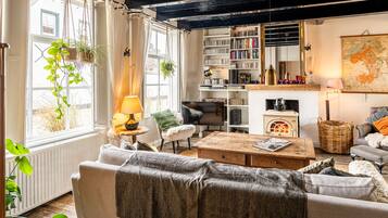 TV, fireplace, stereo