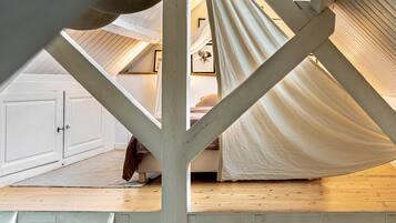 5 bedrooms, WiFi, bed sheets