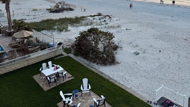 Une vue sur la plage avec un espace patio comprenant un coin salon extérieur et une piscine.