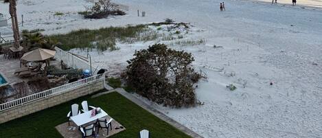 Am Strand, Liegestühle, Strandtücher