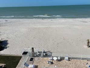 Plage, chaises longues, serviettes de plage