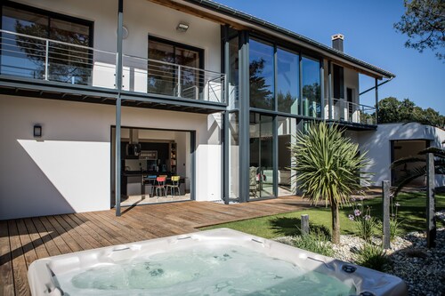 Très belle villa contemporaine entre lac et océan. Wifi gratuit.
