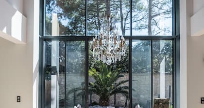 Beautiful contemporary villa between lake and ocean. Free wifi.