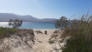 A beach with a clear view of the sea and distant mountains. - Blue Paradise: Comfy Beach Villa walking distance to the sea / pool access (Paros)