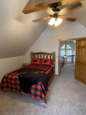 5 bedrooms, free WiFi, bed sheets - Ange Fire Mountain View Cabin - 7 min to ski! (Angel Fire)