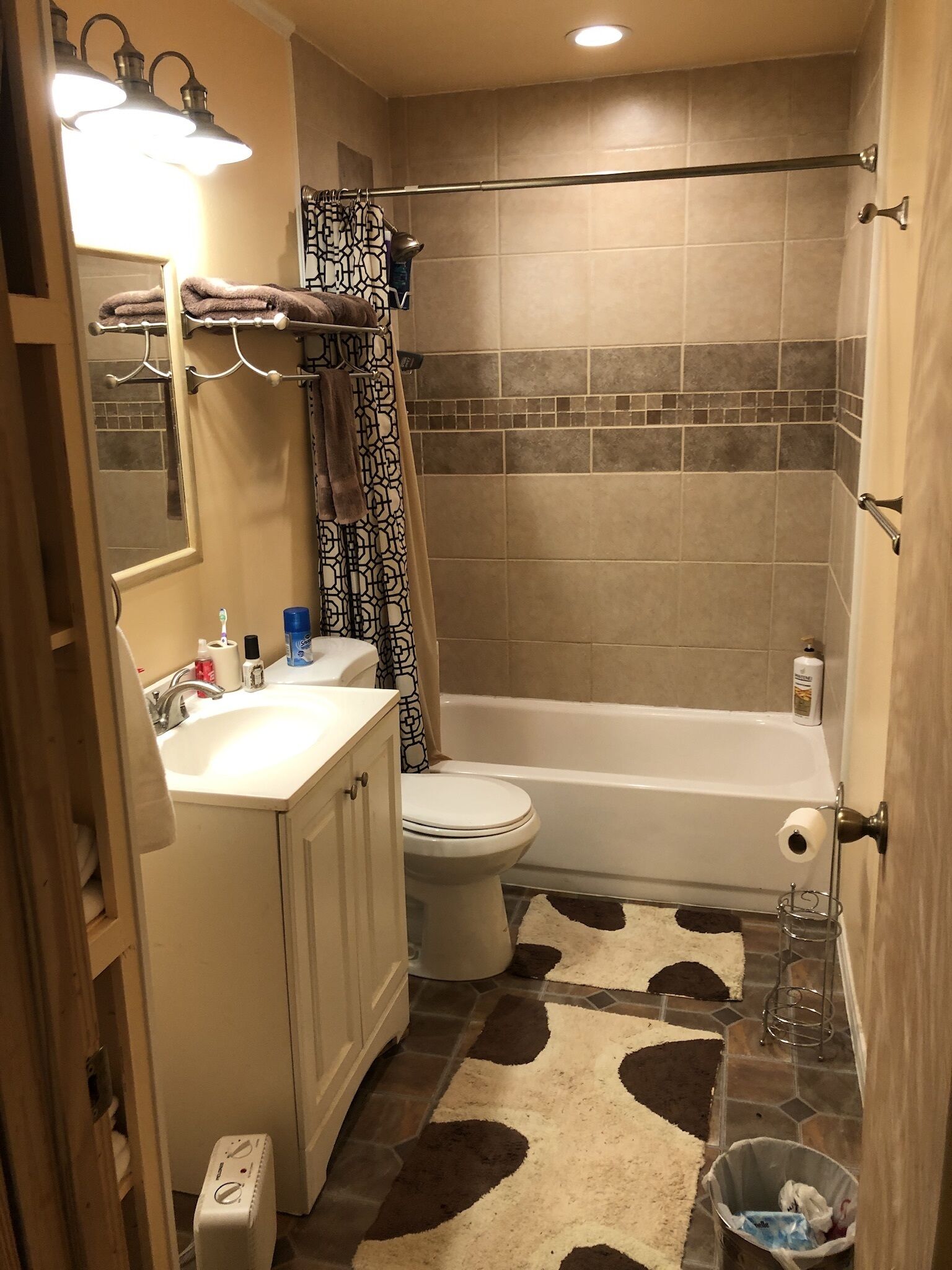 Un baño con inodoro, lavamanos y bañera.