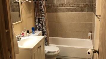 Un baño con inodoro, lavamanos y bañera.