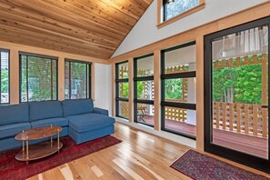 Smart TV, books, offices - Marblehead. Cottage on Whittier, new construction (Marblehead)