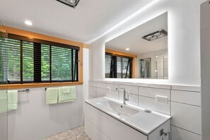 Shower, hair dryer, towels, soap - Marblehead. Cottage on Whittier, new construction (Marblehead)