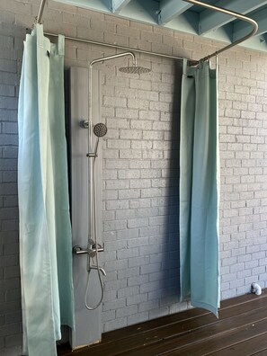 Duschwanne, Handtücher, Seife, Shampoo