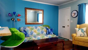 Smart TV, livros, aparelho de som