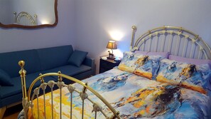 2 quartos, escrivaninha, ferros/tábuas de passar roupa, berço de viagem