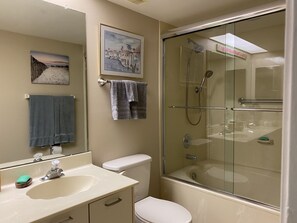 Bathtub, hair dryer, towels, soap - Private Beach, Bay, Pool, Boating and Golf   - Sunsets over the Gulf  (St. Petersburg)
