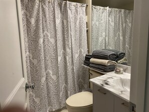 Vasca, asciugacapelli, asciugamani, sapone