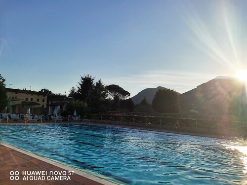 Camellia cottage a stone's throw from paid pool