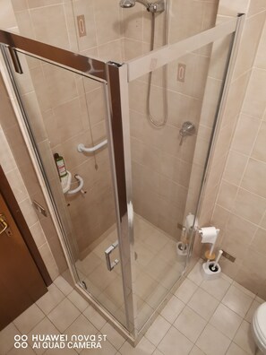 Bathtub, hair dryer, bidet, towels - Villetta Camelia with private parking just a stone's throw from Lucca (Capannori)