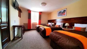 Habitación triple | Cortinas blackout, wifi gratis y ropa de cama