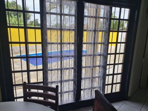 Beach house: 5 bedrooms, swimming pool, barbecue, billiards. Excellent location.