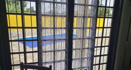 Beach house: 5 bedrooms, swimming pool, barbecue, billiards. Excellent location.