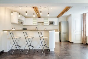 Réfrigérateur, four à micro-ondes, un four, surface de cuisson