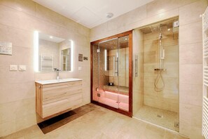 Doccia, asciugacapelli, asciugamani, sapone