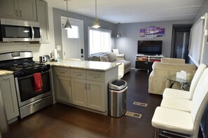 Een koelkast, een microgolfoven, een oven, een kookplaat