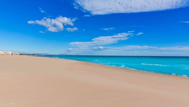A wide sandy beach with a clear blue sky and ocean. - SPACIOUS HOUSE IN HISTORIC CENTER WITH MAGNIFICENT VIEWS (Sagunt)