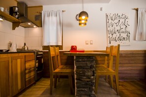 ثلاجة، ميكروويف، فرن، ماكينة لصنع القهوة/الشاي