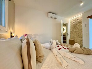 1 habitación, sistema de insonorización y tabla de planchar con plancha 