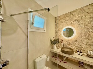 Ducha, secador de pelo, toallas