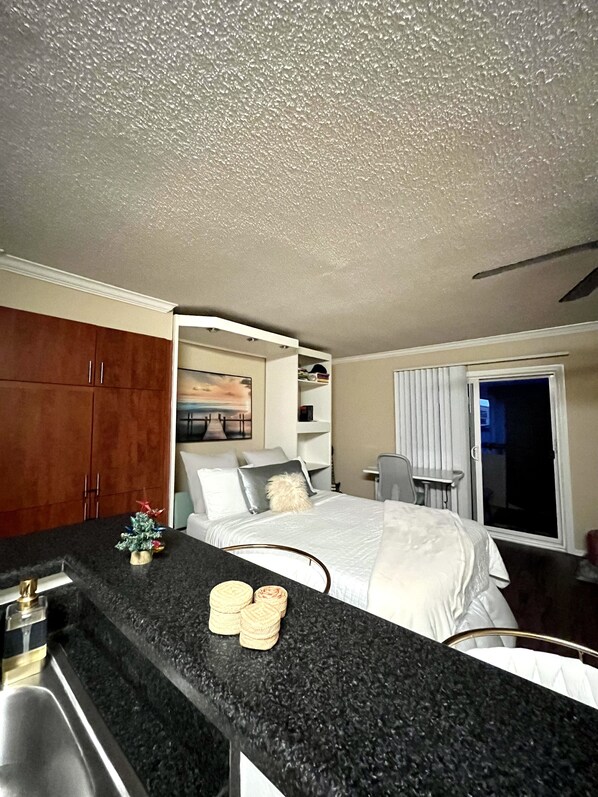 1 bedroom, WiFi, bed sheets - 5 min. from the beach, sanitized, and private bedroom (Huntington Beach)