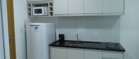 Køleskab, mikrobølgeovn, kogeplade, opvaskemaskine