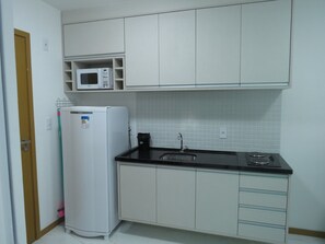Geladeira, micro-ondas, cooktop, lava-louças