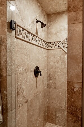 Combined shower/bathtub, hair dryer, towels, soap - Montana Dreams Retreat - luxury in the Glacier/ Whitefish area (Kalispell)