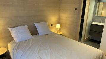 5 Schlafzimmer, Schreibtisch, Bügeleisen/Bügelbrett, Reisekinderbett