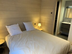 5 Schlafzimmer, Schreibtisch, Bügeleisen/Bügelbrett, Reisekinderbett