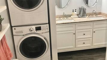 Badekar, hårføner og håndklær