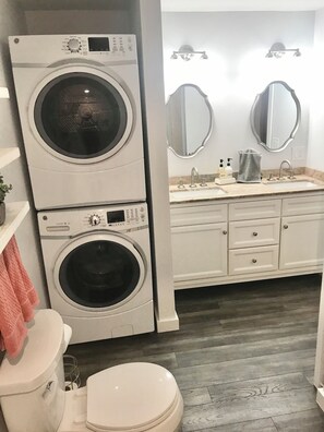 Badekar, hårføner og håndklær