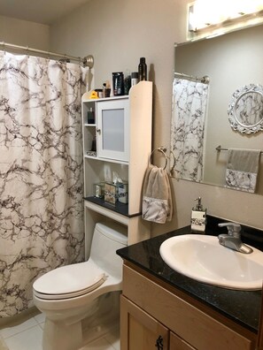 Badewanne, Haartrockner, Handtücher, Seife